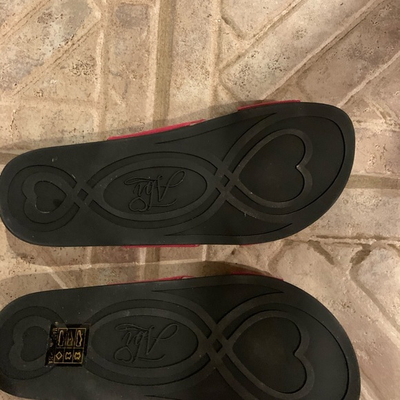 Pink suede Abi sandals with heart in center sz6 - Picture 2 of 3